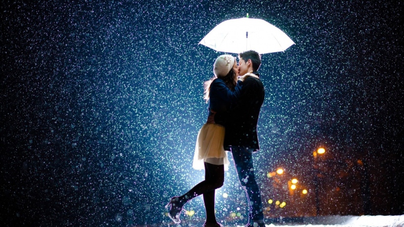 couple_love_kiss_snow_umbrella_100118_1280x720
